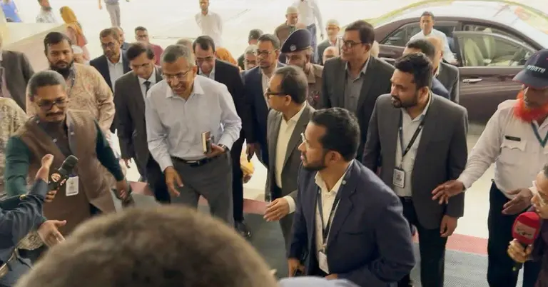 বাংলাদেশ ব্যাংকে প্রবেশের সময় সাংবাদিকদের সঙ্গে নতুন গভর্নর মো. মোস্তাকুর রহমান